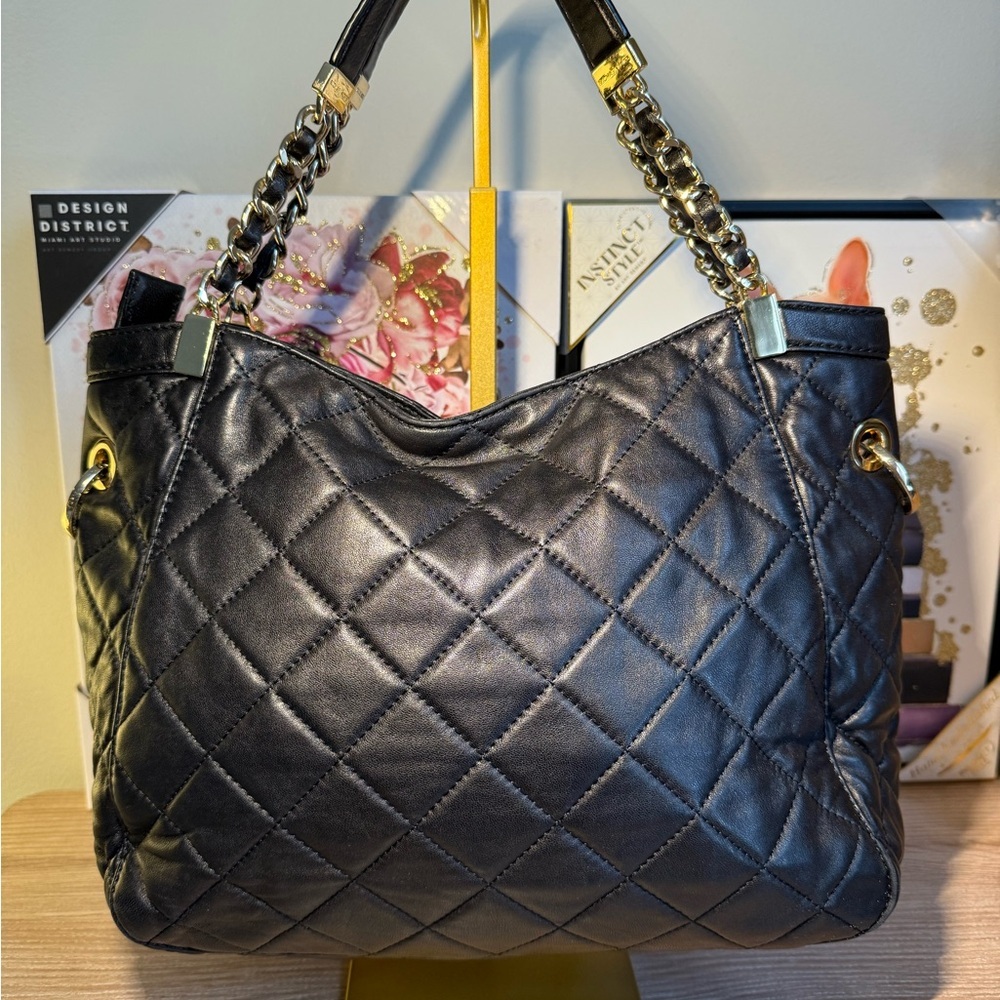 Michael Kors Black Quilted Shoulder Bag with Gold Chain - Picture 5 of 11